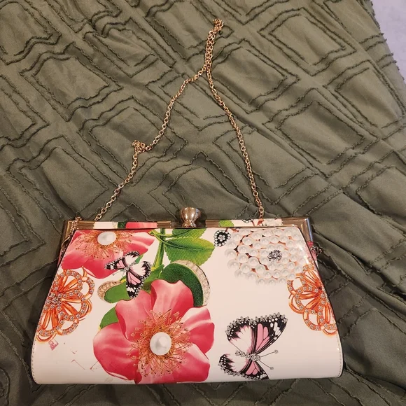 White floral bag. Can be carried as a clutch. Gold chain strap. - Picture 7 of 7